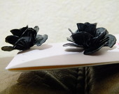 Nauji auskarai-juodos rožytės