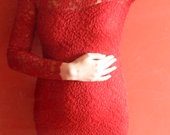 Raudona gipiurinė suknelė