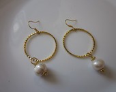 Nuostabūs auskarai su upiniais perlais