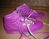 Violetiniai sportiniai batai