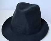 Pilka skrybėlė