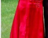 raudona,ilga progine suknele