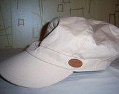 smėlio spalvos kepurėlė