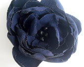 Tamsiai mėlyna gėlytė į plaukus