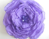 Violetinė gėlytė į plaukus