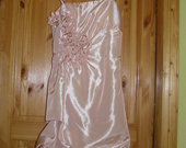 persikines spalvos suknele