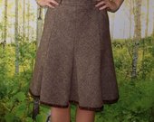 Puošnus rudas sijonas