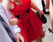 Pasakiška ryškiai raudona suknelė