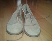 smėlio spalvos batai