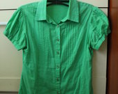Žali marškiniai trumpomis rankovėmis