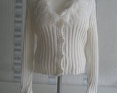 Baltas puošnus megztinis su kailiuku