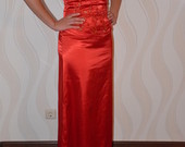 Atlasinė raudona suknelė
