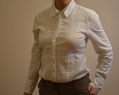 Balti marškiniai su siuvinėta nugara