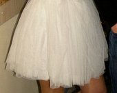 Baltas tiulinis sijonas