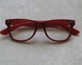 Raudoni akiniai