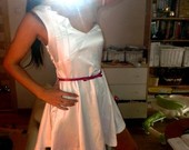Balta asimetriska suknele