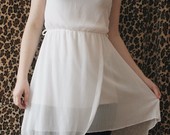 Asimetriška balta suknelė