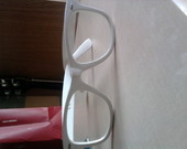 Balti akinukai ( nerdai ) 