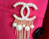 Chanel sagė su perlais