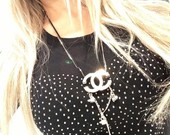 Chanel ilgas stilingas kaklo papuošalas.