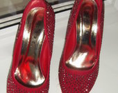 Raudoni dailus batai