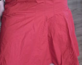 Raudonas platėjantis sijonas