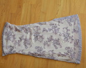 baltai suknelė su purpurinės gėlės raštais