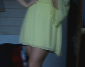 ryški geltona suknelė