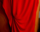 Raudona, sodrios spalvos suknelė