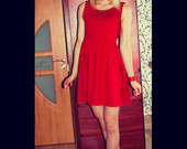 Raudona Suknelė su kniedėm 