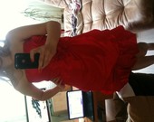 raudona proginė suknelė