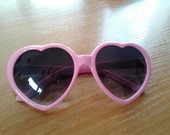 Rožiniai akiniai nuo saulės