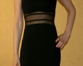 Maža juoda suknelė su permatomais fragmentais