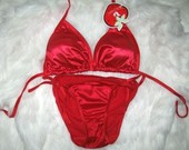 Raudonas, atlasinis maudymosi kostiumėlis