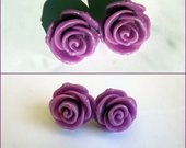 Alyvinės/violetinės rožytės prie ausies