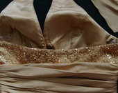 Aukso spalvos atlasinė suknelė