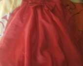 Raudona graži suknelė