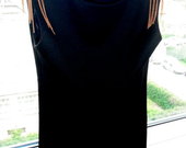 Juodos spalvos suknelė su kniedėmis