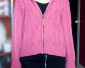 Rožinis raštuotas megztinis su gobtuvu