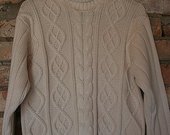 Baltas raštuotas megztinis su pynutėmis