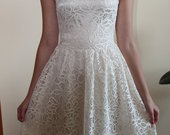 Balta madinga suknelė