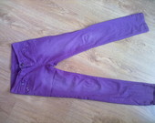 Siaurėjantys, violetiniai džinsai :)