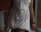 balta suknėlė
