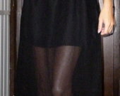 juoda ilga suknelė.