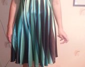 Dryžuota (vertikaliai) žalia suknelė