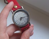 Raudonas naujas laikrodukas