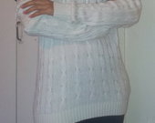 gražuolis baltas su pynėmis megztinis