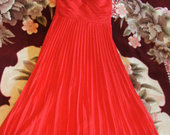 Proginė, ilga, raudona suknelė