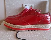 Raudoni lakuoti platforminiai batai.