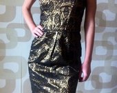Auksinės spalvos puošni suknelė